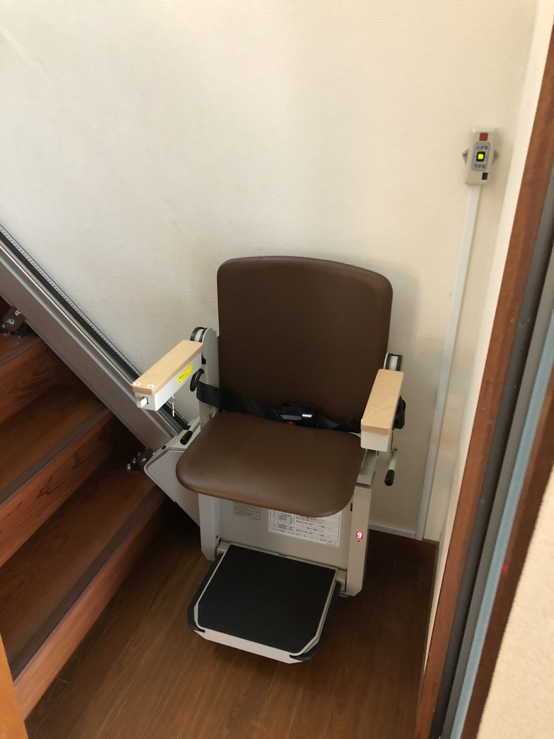 兵庫県:兵庫県明石市に階段昇降機を設置しました