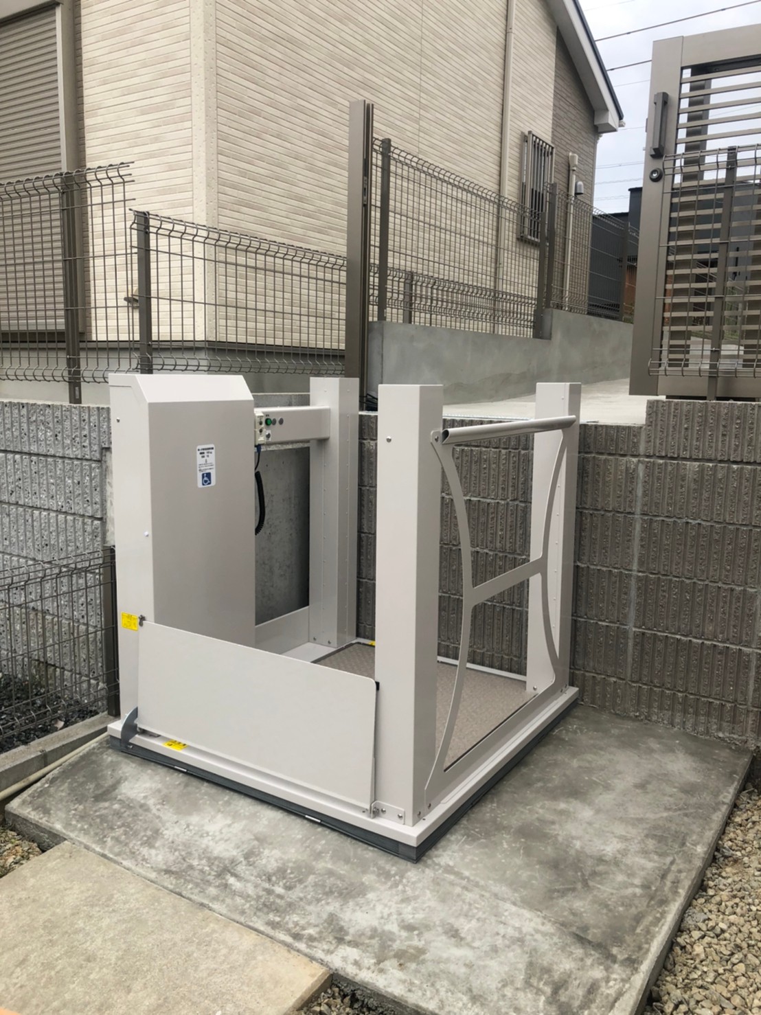 京都府:京都府に屋外用電動昇降機を設置しました